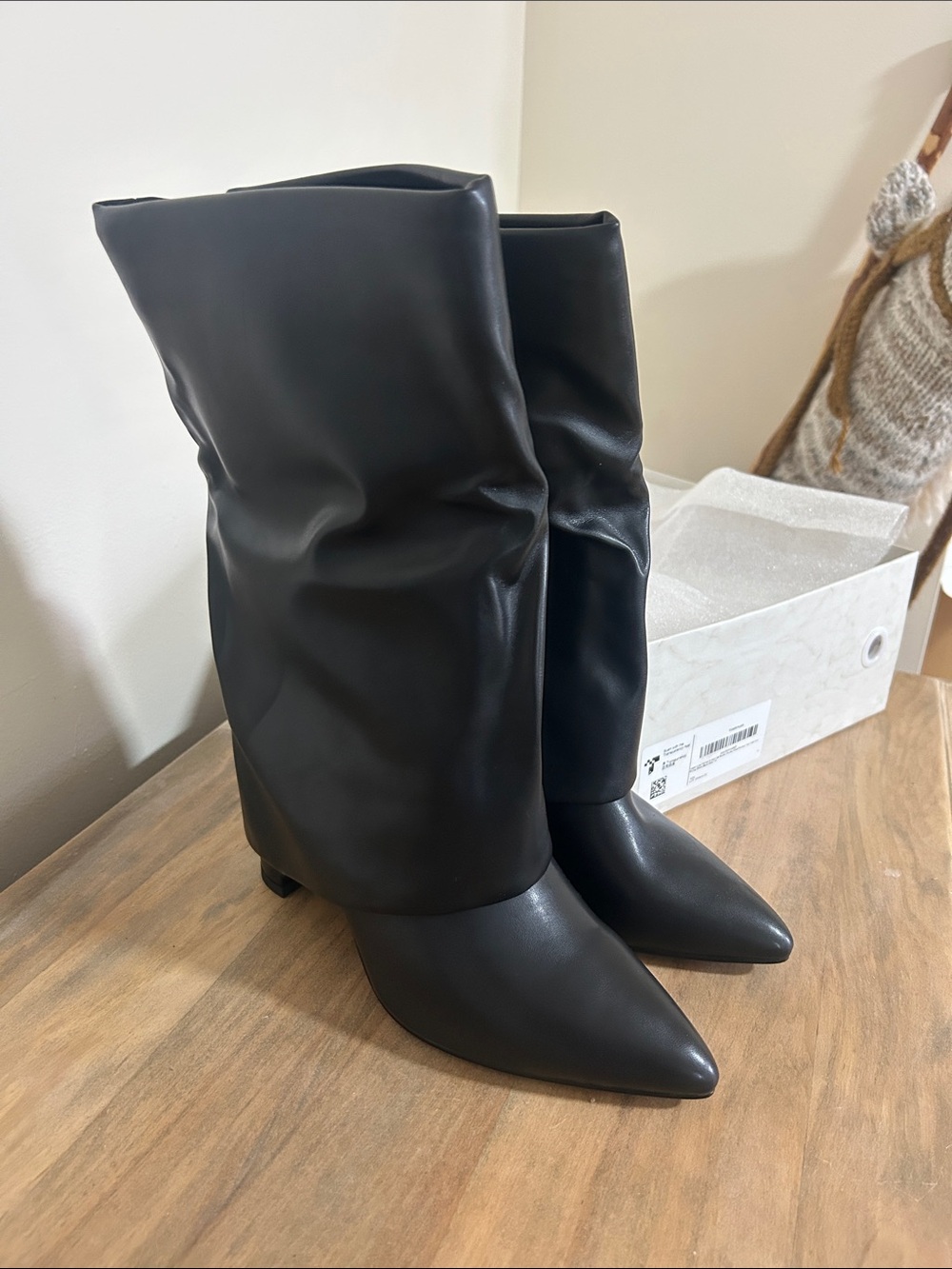 NEW IN BOX Black Slouchy fold over Pointed-Toe Women's Boots 7.5